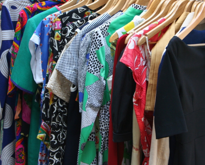 ecommerce-GRIMAUD-min_dresses_apparel_clothing_clothes_clothes_hangers_wooden_hangers_retail_shop_closet-1149845